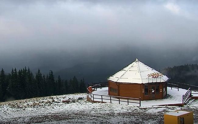 У Карпатах випав сніг