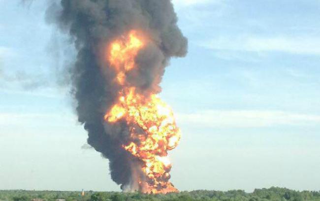 Над горящей под Киевом нефтебазой усилился дым