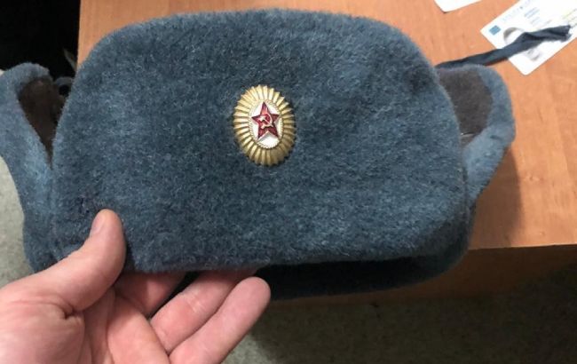 В центре Львова киевлянин разгуливал в ушанке с коммунистической символикой