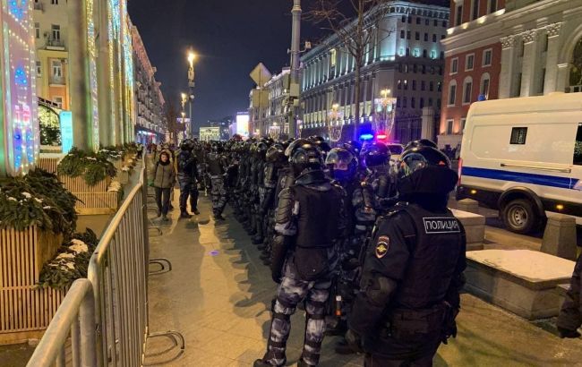 После приговора Навальному в России начались жесткие задержания людей (видео)