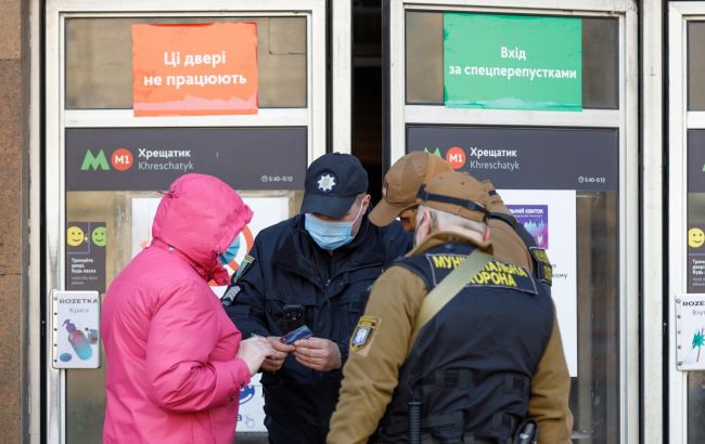Поліція знайшла хлопця і дівчину, які курили у вагоні київського метро: що їм загрожує