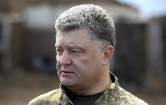 Украинская армия с конца октября станет контрактной, - Порошенко