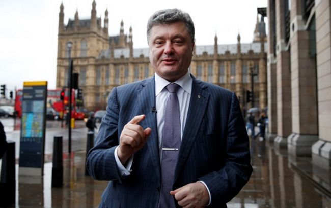 Порошенко предложил Кабмину дублировать информацию в паспорте на английском языке