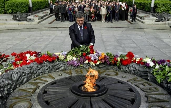 Порошенко возложил цветы к Вечному огню