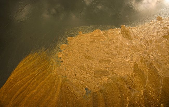 Под Киевом люди терпят бедствие из-за застройщика: стихия даже снесла забор