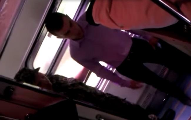 Украинцам начали вручать повестки в поездах (видео)