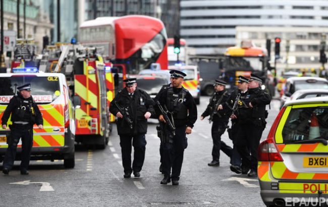 В Британии полиция отпустила шестерых из десяти подозреваемых