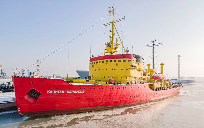 Оккупанты обстреляли ледокол в порту Мариуполя: есть погибший