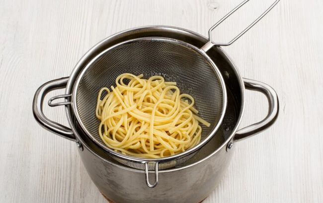 Усі неправильно використовували друшляк для макаронів: цікавий лайфхак з мережі