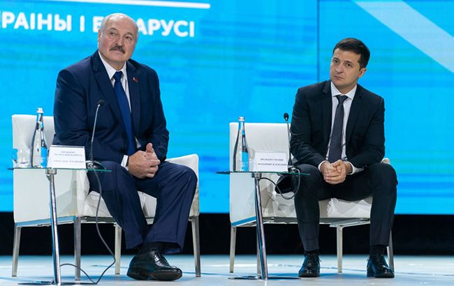 Зеленский и Лукашенко чокнулись и взорвали зал смехом и аплодисментами (видео)