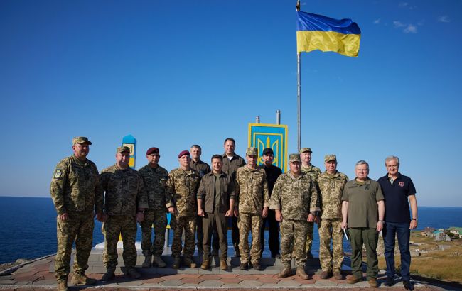 Защитники острова Змеиный могут быть живыми, - Погранслужба