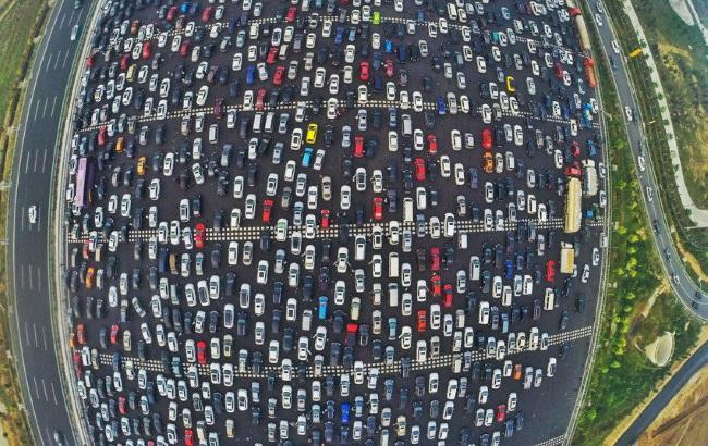 Пробка в 50 полос на въезде в Пекин. Видео