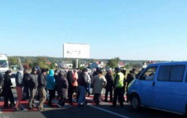 Жители Львовской области перекрыли трасу Киев-Чоп