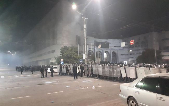 Частина силовиків перейшла на бік протестувальників: відео протестів у Киргизстані