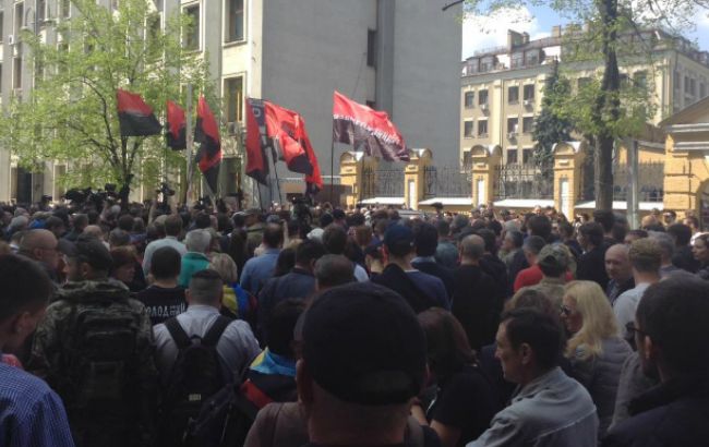 Под АПУ начался митинг "Правого сектора"