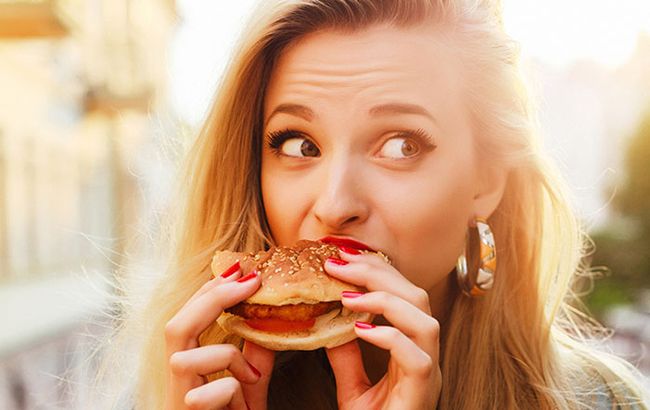 Ученые нашли причину лишнего веса у женщин: дело не только в переедании