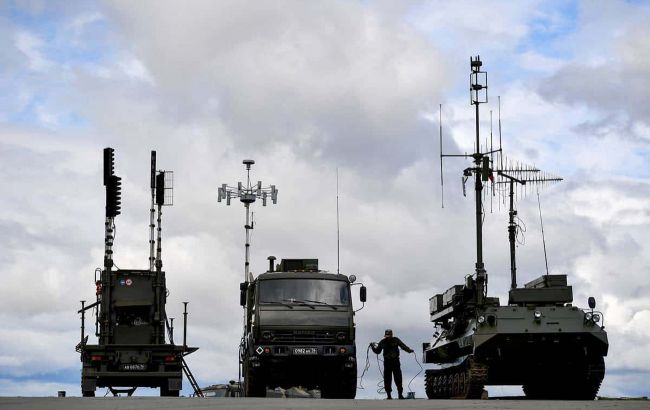 У російському Воронежі спалили два дорогих комплекси РЕБ "Житель", ГУР показало відео