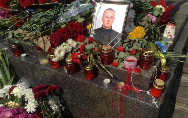 Киевляне несут цветы на место гибели нацгвардейца под Радой