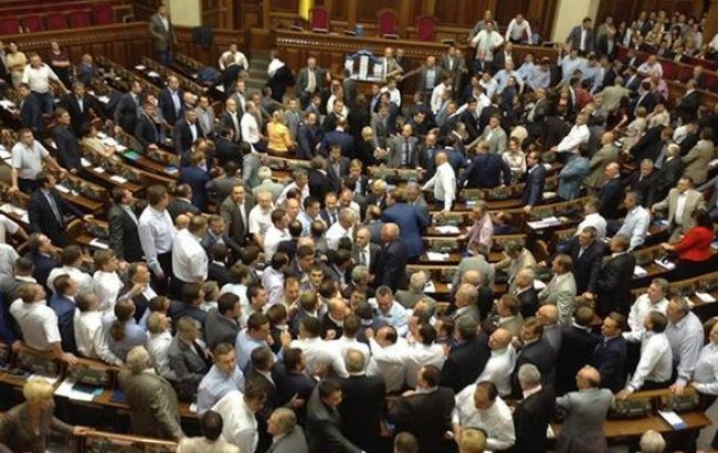 Фракция Ляшко заблокировала трибуну Рады