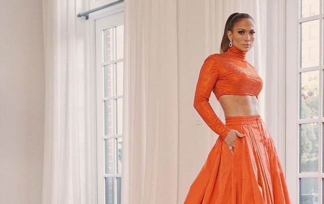 Модная икона: Дженнифер Лопес покорила красную дорожку CFDA эффектным нарядом и стальным прессом