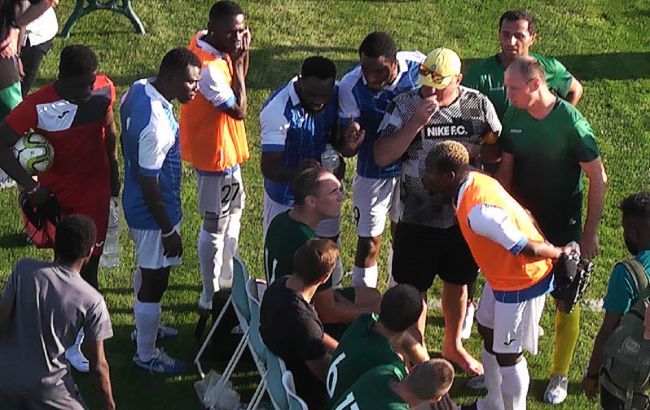 В Украине на футбольном матче вспыхнул расистский скандал с разборками (видео)