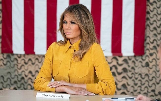 Яскравий жакет і зручні черевики: Меланія Трамп відвідала Ірак