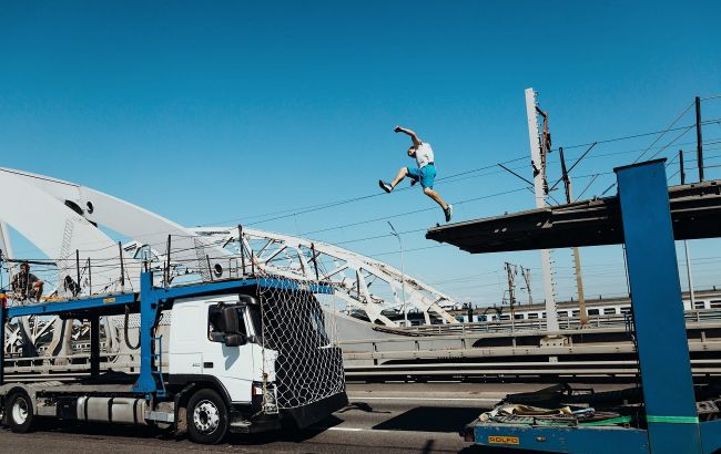 Украинец сделал сальто между двумя движущимися грузовиками: впечатляющее видео