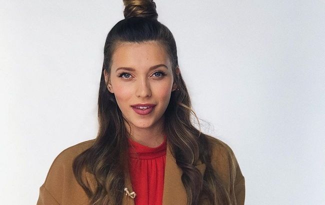 Молодая мама Регина Тодоренко блеснула роскошными ножками в стильной мини-юбке