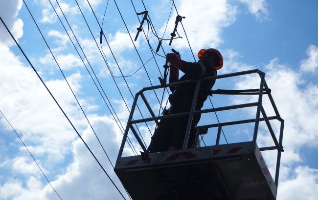 Из-за непогоды без света остаются почти сто населенных пунктов Украины