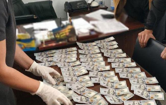 В Ровно задержали на взятке в 10 тыс. долларов чиновника райгосадминистрации