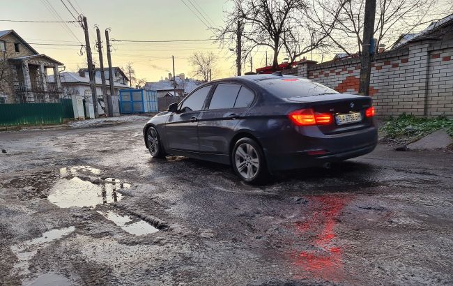 "Зупинився час": житель Києва жахнув станом доріг (фото)