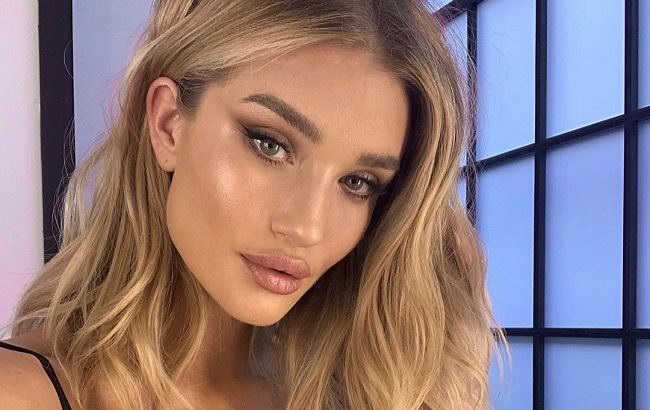 Трендовий макіяж з ефектом металік за 3 хвилини: вчимося у Роузі Хантінгтон-Уайтлі