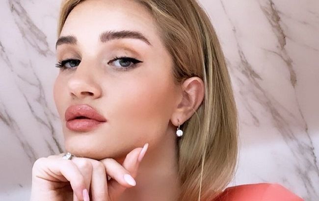 В офис &ndash; в коралловом: Роузи Хантингтон-Уайтли учит носить брючный костюм