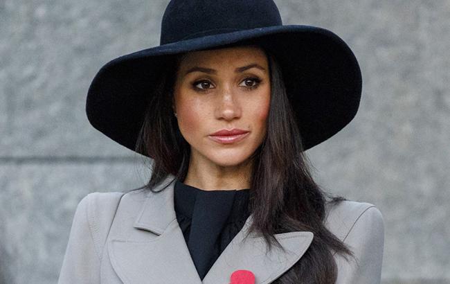 Модный конфуз: Меган Маркл появилась на публике в грязных колготках