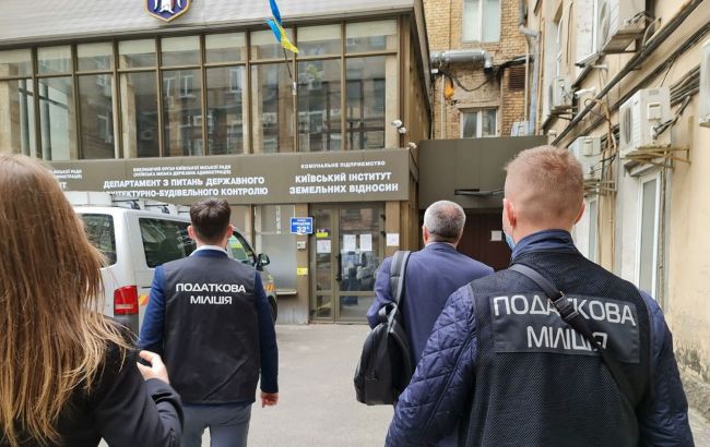 ГФС проводит обыски в департаменте земельных ресурсов КГГА