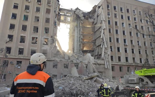 В разбомбленной Николаевской ОГА чудом уцелел украинский флаг: знаковое фото