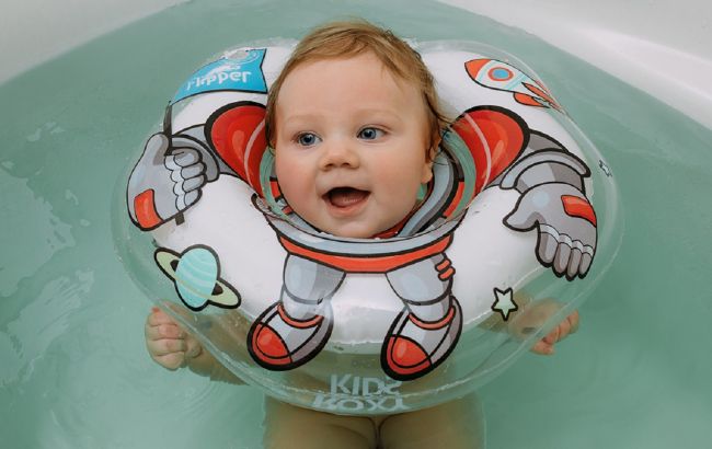 Педіатр розповіла, чи можна дітям використовувати коло на шию для купання