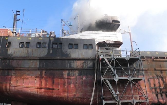 В Херсоне на заводе загорелось судно