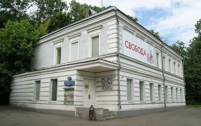 В Москве на выставке облили краской фотографии войны в Украине