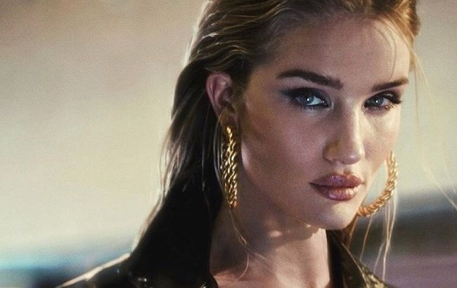 Она совершенна: Роузи Хантингтон-Уайтли покорила сеть роскошным вечерним образом