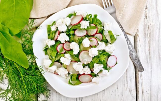 Салат "Витаминка" из 5 ингредиентов: готовится очень легко (видео)