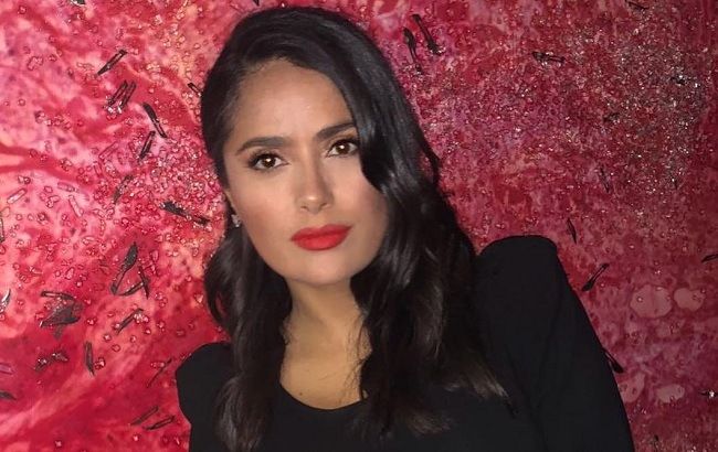 Произведение искусства: 53-летняя Сальма Хайек покорила стройным телом в эффектном наряде