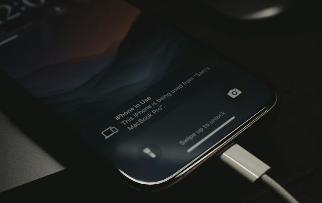 Власники iPhone 17 скаржаться на дивну поведінку смартфона під час заряджання: що відбувається