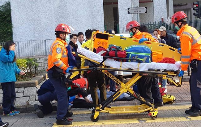 У Гонконзі двоповерховий автобус врізався у дерево, є жертви