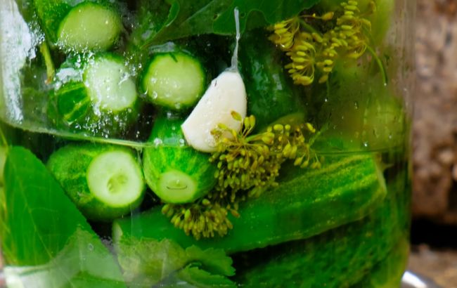 Быстрые малосольные огурцы в банке: будут готовы уже через 12 часов!