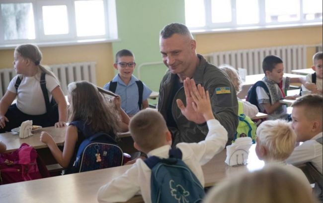 Кличко відвідав відновлений ліцей, що на початку війни постраждав від російської ракети