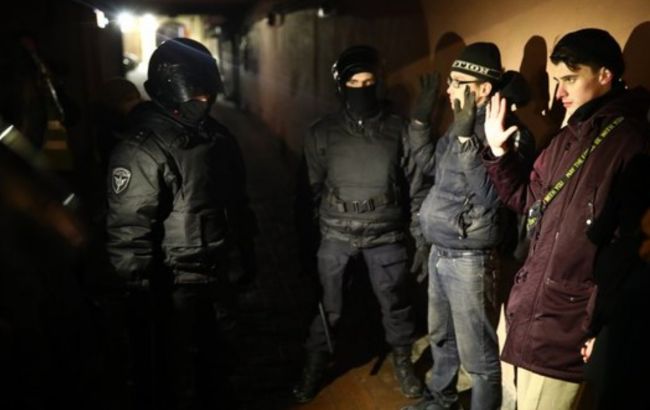 На протестах в РФ задержали почти 1400 человек: забирают телефоны и не пускают адвокатов