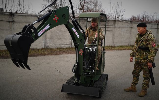 "Українська команда" передала 3 батальйону УДА військовий екскаватор для риття окопів