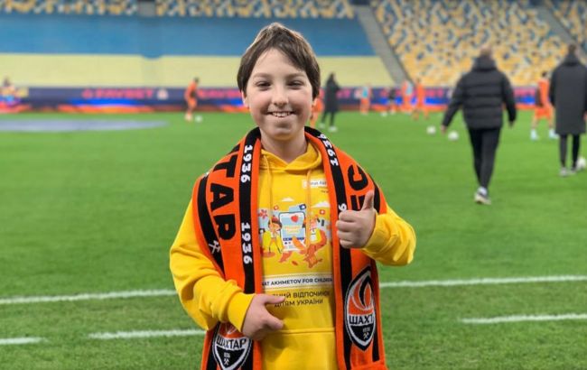 Євген з Маріуполя, який після поранення пройшов реабілітацію від Фонду Ахметова, відвідав матч "Шахтаря"