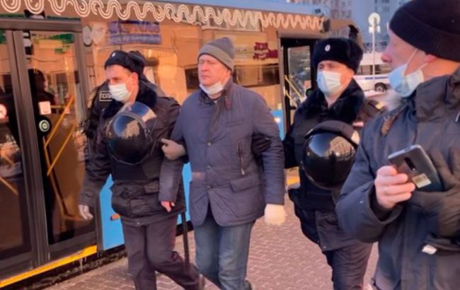 В России за день задержали почти 700 человек на протестах за Навального